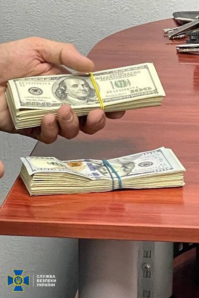 "Попався" на хабарі: у Києві затримали співробітника СБУ "Попався" на хабарі: у Києві затримали співробітника СБУ
