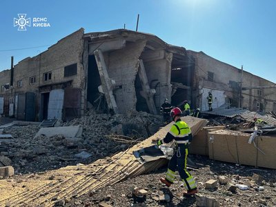 У Києві пролунав вибух на території підприємства: під завалами можуть бути люди У Києві пролунав вибух на території підприємства: під завалами можуть бути люди