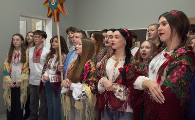Виконували колядки учні ліцею №18, який спеціалізується на вивченні польської мови Виконували колядки учні ліцею №18, який спеціалізується на вивченні польської мови