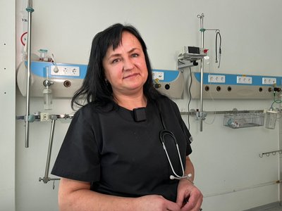 Дитина у реанімації, Завідувачка відділення інтенсивної терапії новонароджених Людмила Лугова, Тернопіль, 15 січня 2026 року Дитина у реанімації, Завідувачка відділення інтенсивної терапії новонароджених Людмила Лугова, Тернопіль, 15 січня 2026 року