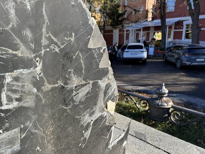 У центрі Полтави встановили уламок "шахеда" У центрі Полтави встановили уламок "шахеда"