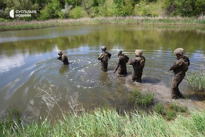 Військові 505-го окремого батальйону долають неглибоку водну перешкоду вбрід під час проходження "смуги морпіха" на півдні Військові 505-го окремого батальйону долають неглибоку водну перешкоду вбрід під час проходження "смуги морпіха" на півдні