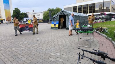 Виставка зброї 33 бригади у центрі Луцька Виставка зброї 33 бригади у центрі Луцька