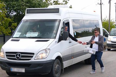 Водій автобуса зупинився, щоб доєднатися до збору на ЗСУ під час благодійного марафону Водій автобуса зупинився, щоб доєднатися до збору на ЗСУ під час благодійного марафону