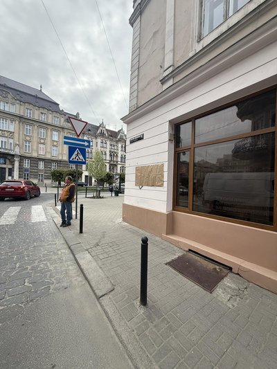 Місце, де відкривали меморіальну таблицю Джохару Дудаєву Місце, де відкривали меморіальну таблицю Джохару Дудаєву