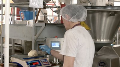 З цукатами, горіхами та вишнею: на черкаському хлібзаводі випікають паски до Великодня З цукатами, горіхами та вишнею: на черкаському хлібзаводі випікають паски до Великодня
