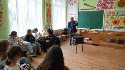 Майже 2000 сопілок за 30 років: майстер із Вінниччини виготовляє музичні інструменти та навчає дітей Майже 2000 сопілок за 30 років: майстер із Вінниччини виготовляє музичні інструменти та навчає дітей