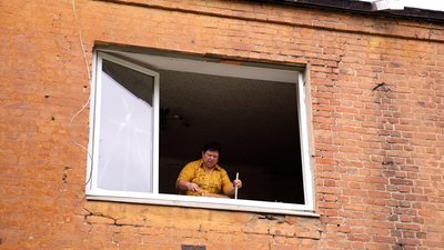 Тетяна прибирає біля розбитого вікна Краматорськ Донецька область 2 липня 2025 рік Тетяна прибирає біля розбитого вікна Краматорськ Донецька область 2 липня 2025 рік