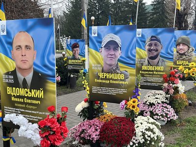 У громаді на Вінниччині оновили Алею Героїв: додали 85 портретів загиблих захисників У громаді на Вінниччині оновили Алею Героїв: додали 85 портретів загиблих захисників