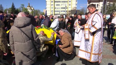 Загинув на Сумщині: з 46-річним солдатом Ігорем Сухим попрощалися у Рівному Загинув на Сумщині: з 46-річним солдатом Ігорем Сухим попрощалися у Рівному