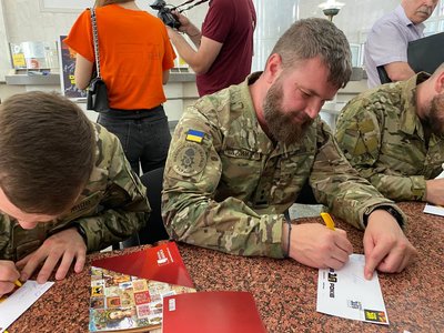 "Укрпошта" презентувала лімітовані марки на честь 10-річчя бригади "Азов" "Укрпошта" презентувала лімітовані марки на честь 10-річчя бригади "Азов"