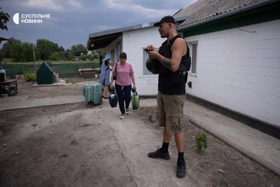 Волонтери благодійного фонду "Схід SOS" вивозять з прифронтової Межової переселенок з Покровська. Дніпропетровщина, 17 липня 2025 року