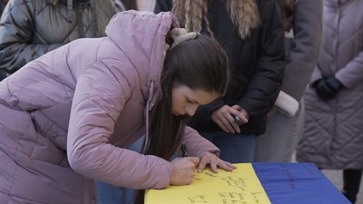 "Ми любимо ЗСУ": вінницький ліцей передав бійцям позашляховик та прилад нічного бачення "Ми любимо ЗСУ": вінницький ліцей передав бійцям позашляховик та прилад нічного бачення