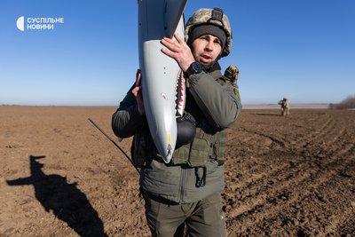 Боєць 40 бригади берегової оборони несе фюзеляж літака SHARK, щоб підготувати його до нового вильоту на півдні