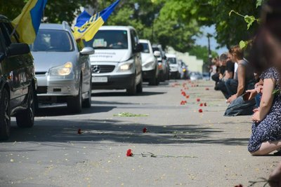 Люди, стоячи на колінах, проводжають полеглого воїна Андрія Войчишина "живим" коридором у Снігурівській громаді, Миколаївщина 7 червня 2025 рік Люди, стоячи на колінах, проводжають полеглого воїна Андрія Войчишина "живим" коридором у Снігурівській громаді, Миколаївщина 7 червня 2025 рік