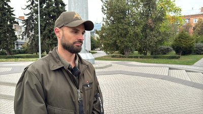 У Полтаві біля стягу встановили табличку 18-ї бригади армійської авіації У Полтаві біля стягу встановили табличку 18-ї бригади армійської авіації