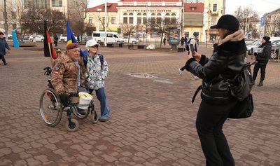 "Я мандрую по всій Україні, я її пізнаю більше": 77-річний волонтер "дядя Гриша" завітав до Хмельницького "Я мандрую по всій Україні, я її пізнаю більше": 77-річний волонтер "дядя Гриша" завітав до Хмельницького