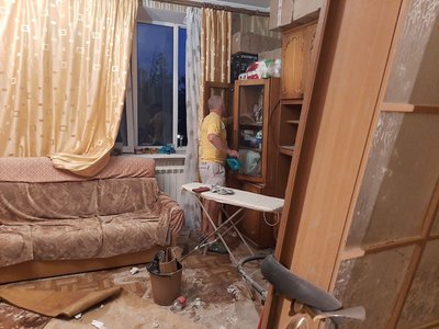 Після відбою подружжя прибирає у квартирі Після відбою подружжя прибирає у квартирі