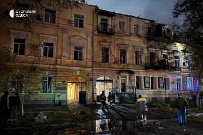 Вибухи пролунали в Одесі: місто під атакою дронів, пошкоджено житловий будинок, є загибла