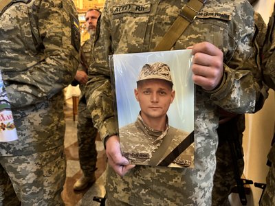 У Полтаві попрощались із чотирма воїнами, які полягли обороняючи Україну У Полтаві попрощались із чотирма воїнами, які полягли обороняючи Україну