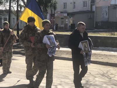 На щиті: громада Черкащини поховала захисника На щиті: громада Черкащини поховала захисника