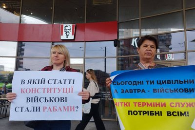 Житомир підтримав всеукраїнський пікет за чіткі терміни служби Житомир підтримав всеукраїнський пікет за чіткі терміни служби