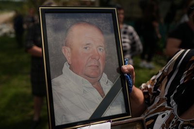 У Великому Бобрику на Сумщині попрощалися із двома загиблими внаслідок російської атаки У Великому Бобрику на Сумщині попрощалися із двома загиблими внаслідок російської атаки