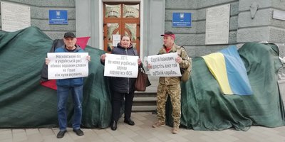 У житомирі кілька містян вийшли на акцію протесту проти УПЦ У житомирі кілька містян вийшли на акцію протесту проти УПЦ