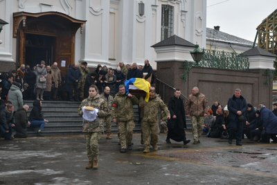 У Луцьку попрощалися із загиблим на війні 43-річним сержантом Анатолієм Петруком У Луцьку попрощалися із загиблим на війні 43-річним сержантом Анатолієм Петруком