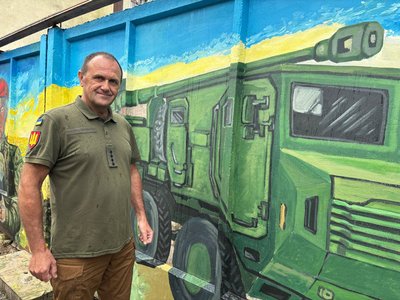 Від трипільської культури до сучасності: у Бердичеві завершують створення найбільшого муралу міста Від трипільської культури до сучасності: у Бердичеві завершують створення найбільшого муралу міста