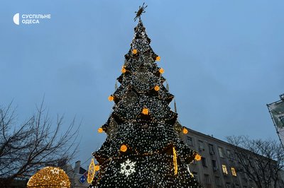 У центрі Одеси урочисто запалили головну новорічну ялинку міста У центрі Одеси урочисто запалили головну новорічну ялинку міста