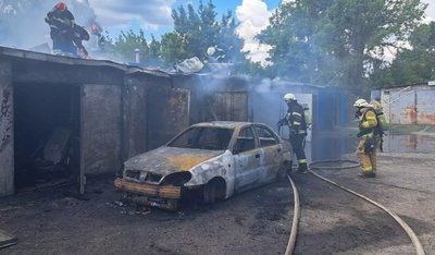 Рятувальники ліквідували пожежу в гаражному кооперативі у Харкові 16 червня 2025 року Рятувальники ліквідували пожежу в гаражному кооперативі у Харкові 16 червня 2025 року