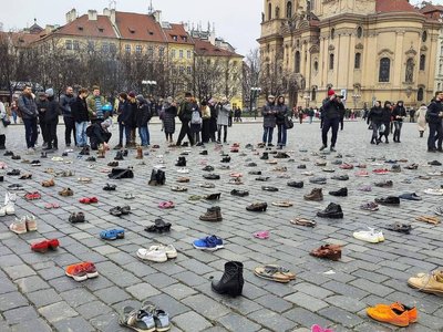 В центрі Праги влаштували акцію пам'яті за загиблими в Маріуполі та Бучі В центрі Праги влаштували акцію пам'яті за загиблими в Маріуполі та Бучі