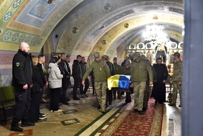 У Луцьку попрощалися з 26-річним майором Денисом Жуком У Луцьку попрощалися з 26-річним майором Денисом Жуком