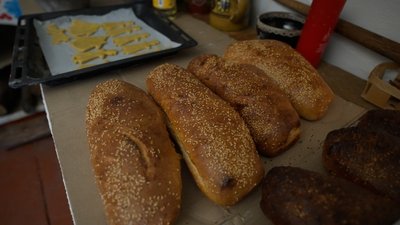 Жителька Житомирщини випікає хліб за сімейним рецептом Жителька Житомирщини випікає хліб за сімейним рецептом