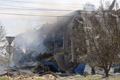 "Я впала на підлогу й поповзла в коридор". Жителі Херсона розповіли, як пережили масований удар по місту "Я впала на підлогу й поповзла в коридор". Жителі Херсона розповіли, як пережили масований удар по місту