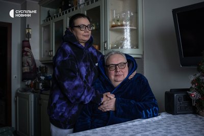 Сергій і Наталя у своїй квартирі у Соломʼянському районі, де в цей час діють екстрені відключення світла Сергій і Наталя у своїй квартирі у Соломʼянському районі, де в цей час діють екстрені відключення світла