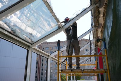 У Сумах відновлюють спортивний клуб, пошкоджений російським обстрілом