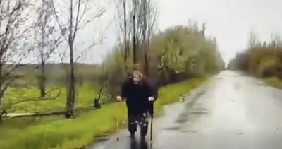 "Бабуся, сідай!". Пенсіонерку із Донеччини евакуювали із прифронтового села наземним роботом "Бабуся, сідай!". Пенсіонерку із Донеччини евакуювали із прифронтового села наземним роботом