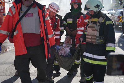 Бабуся, врятована з-під завалів будинку, у який поцілив дрон-камікадзе