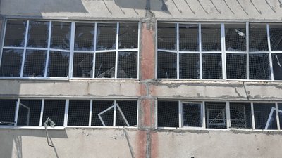 У Миколаєві ліквідовують наслідки атаки РФ на школу У Миколаєві ліквідовують наслідки атаки РФ на школу