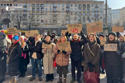 У центрі Києва проходить акція на підтримку молодих акторів: вимагають відсторонити режисера Андрія Білоуса У центрі Києва проходить акція на підтримку молодих акторів: вимагають відсторонити режисера Андрія Білоуса