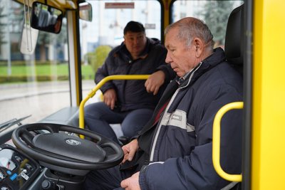 Нові шкільні автобуси передали двом ліцеям Рівненщини Нові шкільні автобуси передали двом ліцеям Рівненщини