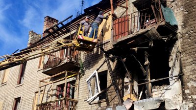 "Стіна була — її нема. Мене так трясло". Олексієво-Дружківка після авіаудару: репортаж "Стіна була — її нема. Мене так трясло". Олексієво-Дружківка після авіаудару: репортаж