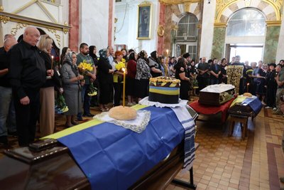 У Луцьку попрощалися з загиблими на війні Романом Меюсом і Олександром Радивоніком У Луцьку попрощалися з загиблими на війні Романом Меюсом і Олександром Радивоніком