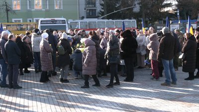 У Рівному попрощались з військовим Олегом Зваричем У Рівному попрощались з військовим Олегом Зваричем