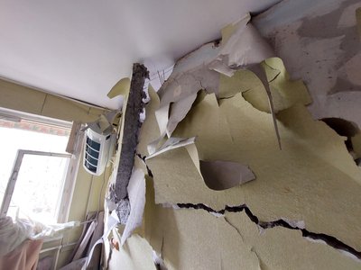"Вибухи були страшні. Зруйновані вікна, двері та балкони". Херсонці про наслідки чергових атак РФ