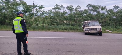 На Одещині поліцейський врятував непритомного водія з автомобіля, що палав На Одещині поліцейський врятував непритомного водія з автомобіля, що палав
