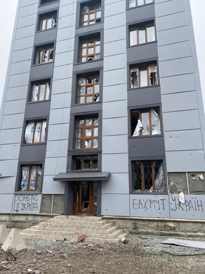 Російські військові обстріляли будівлю міської ради, школу та відділення лікарні у Бахмуті — МВА