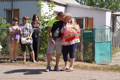 Вперше за понад три роки побачив маму. Військовий з Дніпропетровщини повернувся додому після полону РФ та реабілітації